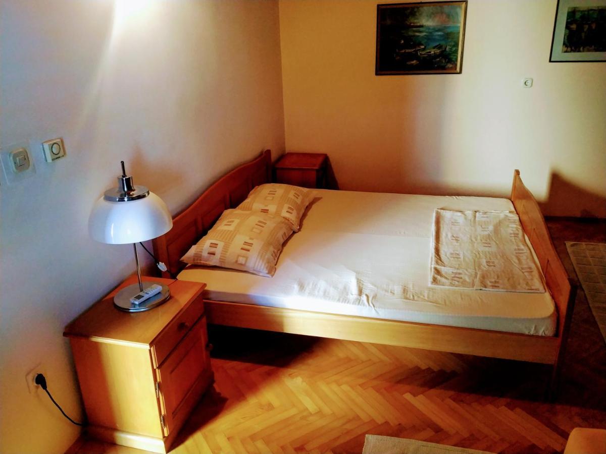 Apartments Asija Brela Bagian luar foto